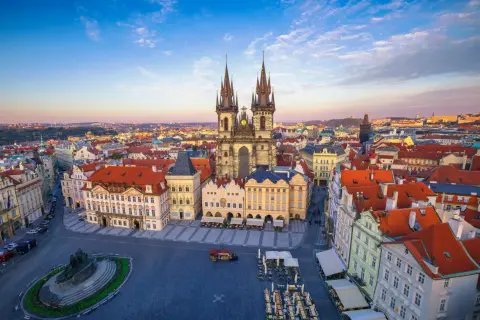 Widok na Rynek Staromiejski w Pradze z Kościołem Marii Panny przed Tynem. Wiele praskich ciekawostek czeka na odkrycie!
