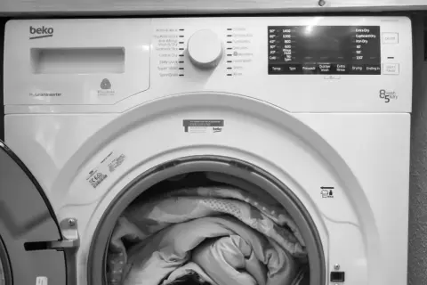 Pralka Beko z załadunkiem 8kg/5kg. Czy pralki Beko są awaryjne? Ta pralka z funkcją prania i suszenia wygląda na solidną.