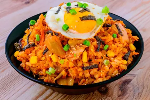 Kimchi fried rice recept med stekt ägg, majs och salladslök. En läcker och färgstark rätt.