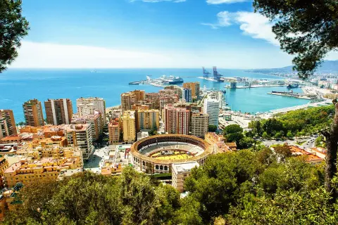 Vue panoramique de Malaga : arène, port, mer bleue. Idéal pour savoir que faire à Malaga.