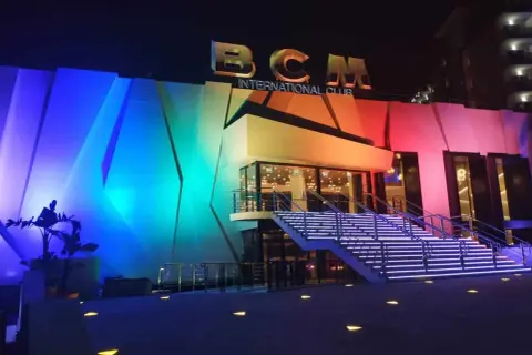 BCM International Club in bunter Beleuchtung, bereit für die besten Ballermann Hits und eine unvergessliche Nacht.