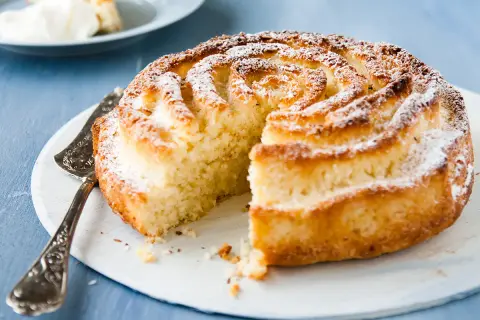 En vackert snurrad citronkaka, pudrad med florsocker, redo att serveras. Ett perfekt citronkaka recept för fikat.