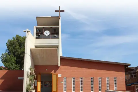 Iglesia moderna de ladrillo rojo con campanario y reloj. Un día soleado en Santa Rosa.