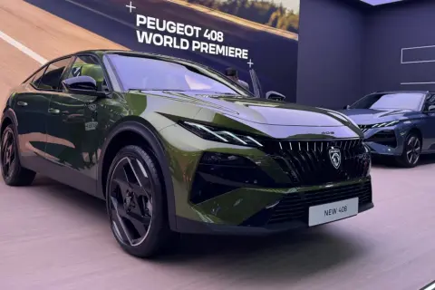Nowy Peugeot 408 w kolorze zielonym prezentuje się na premierze światowej. Obok stoi jego granatowy brat.