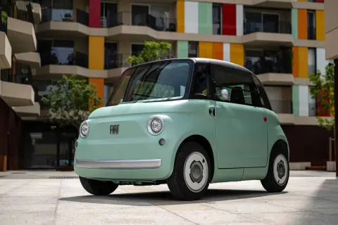 Miętowy Fiat Topolino, idealny do miasta. Sprawdź, jaka jest jego fiat topolino cena i zacznij planować zakupy!