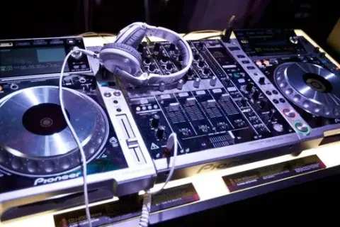 Jaka konsola DJ na początek: wybierz najlepszy sprzęt dla siebie