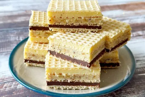 Stary przepis na wafle z kremem czekoladowym i orzechami. Pyszne, domowe ciasto.