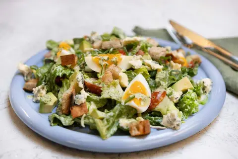En härlig cobb salad med krutonger, ägg, avokado och blåmögelost. En perfekt lunch!