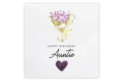 Bukiet fioletowych tulipanów i serce z włóczki na kartce z napisem "Happy Birthday Auntie". Idealne życzenia urodzinowe dla cioci.