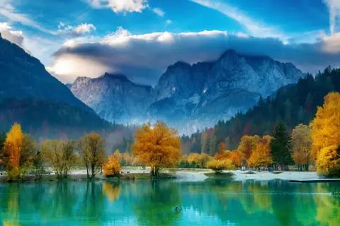Herbstliche Farbenpracht in einem der schönsten Nationalparks Europas. Türkisblaue See, bunte Bäume und majestätische Berge.