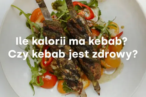 Dwa szaszłyki z mięsem i warzywami na talerzu.