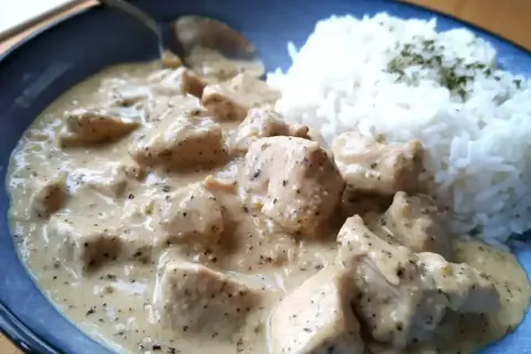 En krämig sås till kyckling med ris, en perfekt middag.
