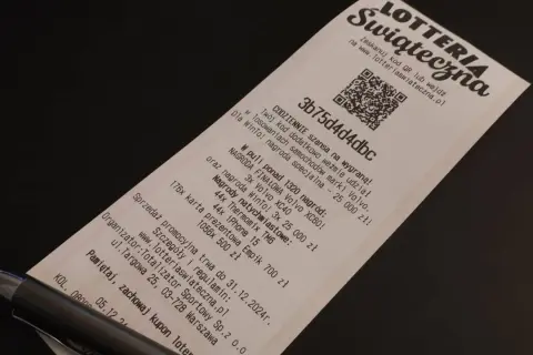Kupon loterii świątecznej z kodem promocyjnym. Szansa na wygranie Volvo XC60, iPhone'ów i innych nagród.