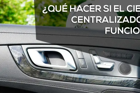 Detalle de puerta de coche con controles. ¿Qué hacer si el cierre centralizado no funciona?