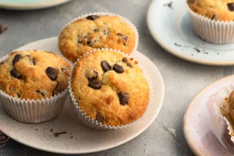 Schokoladenmuffins, perfekt für einfache muffin rezepte. Saftig und mit vielen Schokostückchen.