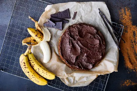 En saftig banankaka med chokladfrosting, bananer, chokladbitar och vaniljstänger.