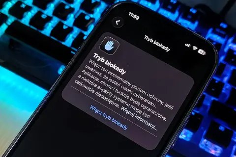 Telefon wyświetla komunikat o "Trybie blokady", ekstremalnym poziomie ochrony przed cyberatakami, który może ograniczyć funkcje systemu.