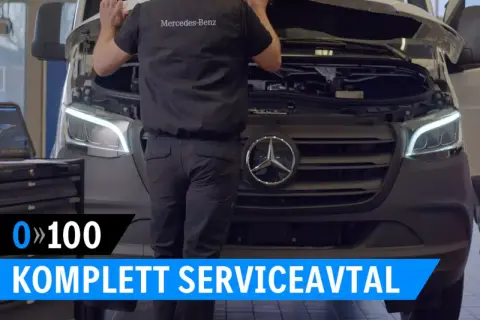Mekanisker utför service på en Mercedes-Benz skåpbil. Bilden visar en komplett serviceavtal för din Mercedes.