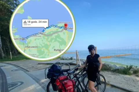 Kobieta z rowerem nad morzem, planująca trasę z Kołobrzegu do Gdyni. Rozkład jazdy pokazuje 350 km.