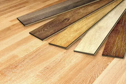 Verschiedene Laminatböden in unterschiedlichen Holzoptiken und Stärken liegen nebeneinander.