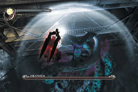 Dante walczy z potworem w Devil May Cry HD Collection. Spolszczenie gry pozwala cieszyć się tym starciem.