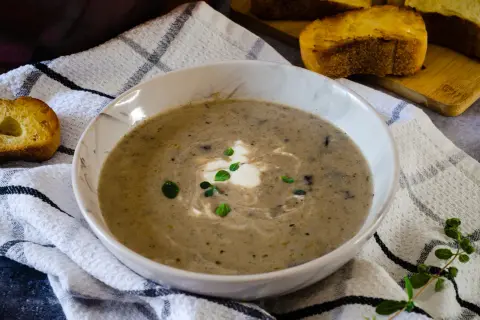 Minestra di Funghi: Ricetta Cremosa e Saporita (Come quella della Nonna)
