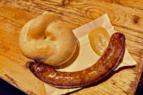 Kiełbasa z Niebieskiej Nyski: Krakowskie legendy i praktyczny przewodnik