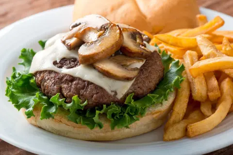 Jak usmażyć idealnego burgera? Czasy i sekrety soczystości.