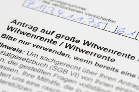 Antrag auf Witwenrente: Hier erfahren Sie, wie Sie verdi treuegeld beantragen. Das Formular ist für die Beantragung einer Witwen- oder Witwerrente.