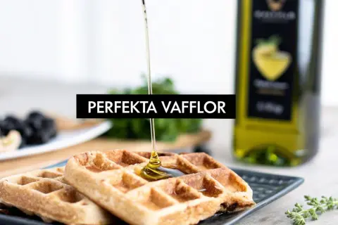 Perfekta våfflor med sirap som ringlas över. Ett recept på goda våfflor med tillbehör som nötter och bär.