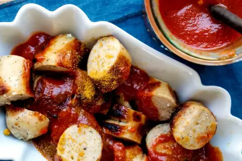 Leckere Currywurst mit viel Sauce und Currypulver. Ein einfaches Currywurst Rezept für zu Hause.