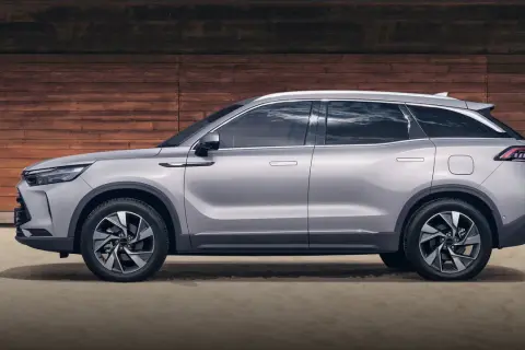 Srebrny SUV z nowoczesnym designem, idealny na rodzinne wycieczki. Sprawdź atrakcyjną baic 7 cenę!