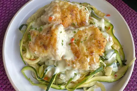 Zdrowy dorsz na spaghetti z cukinii - prosty przepis na obiad