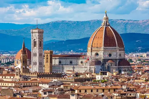 El Duomo de Florencia se alza majestuoso sobre la ciudad, con su cúpula icónica y el campanario de Giotto.