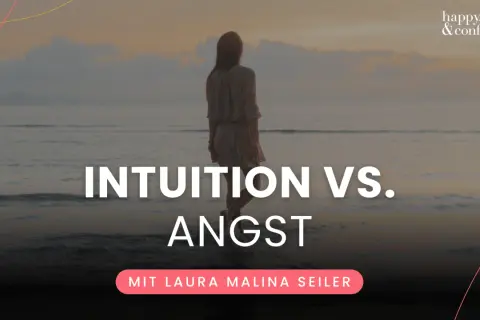 Frau am Meer, die über Intuition vs. Angst nachdenkt. Das zweite Gesicht, die Bedeutung spirituell, wird hier thematisiert.
