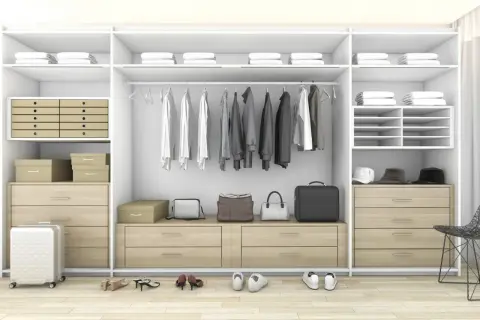Armario moderno y organizado con ropa colgada, bolsos, maletas y zapatos. Ideal para organizar armarios y mantener todo en orden.