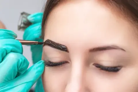 Jaka henna do brwi dla blondynek? Odcienie, które zachwycają i nie przyciemniają
