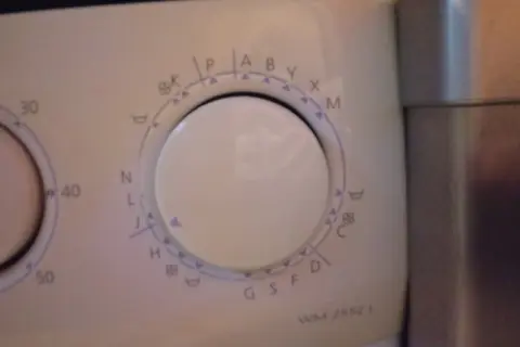 Pokrętło programatora pralki Beko z oznaczeniami programów i temperatur. Instrukcja obsługi pomoże dobrać odpowiedni cykl.