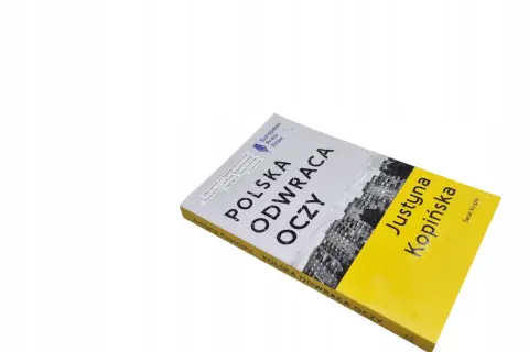 Książka "Polska odwraca oczy" Justyny Kopińskiej, nagrodzona European Press Prize. Okładka z napisem i zdjęciem budynków.
