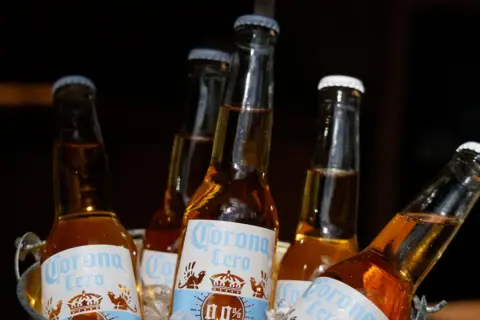 Kilka butelek piwa Corona Cero w wiaderku z lodem. Idealne na upalny dzień, to piwo na c jest orzeźwiające i bezalkoholowe.