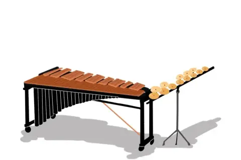 Marimba i talerze na statywie – zestaw instrumentów niemelodycznych, gotowych do stworzenia rytmicznego brzmienia.