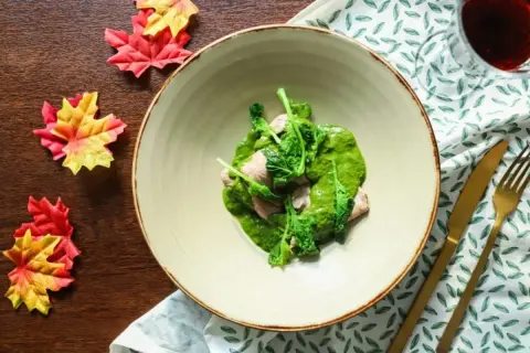 Piatto di carne con salsa verde e cime di rapa. Perfetto per scoprire quanto cuociono le cime di rapa.