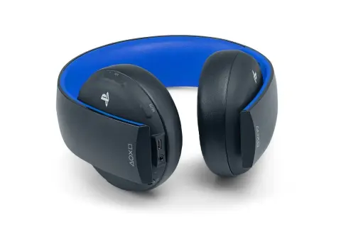 Słuchawki PlayStation z niebieskim wykończeniem. Dowiedz się, jak podłączyć słuchawki bluetooth do PS5, aby cieszyć się dźwiękiem bez kabli.