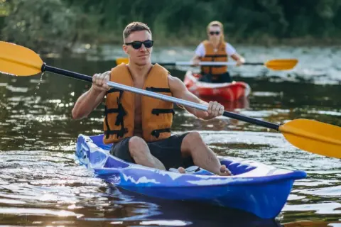 Kajaki: Co musisz wiedzieć? Przewodnik dla początkujących kajakarzy