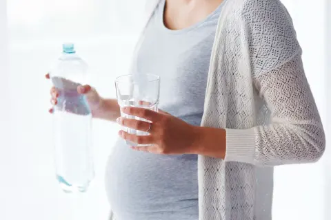 Czy w ciąży można pić wodę gazowaną? Bezpieczne spożycie i skutki