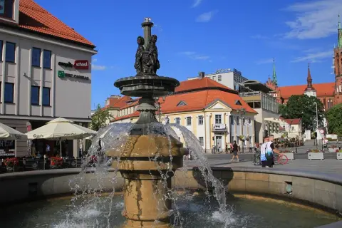Fontanna na Rynku Kościuszki w Białymstoku, w tle kamienice i katedra.
