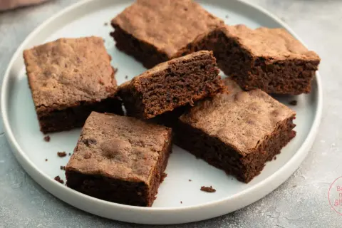 Saftige Brownies, perfekt für jedes Brownie Rezept. Ein Stück zum Anbeißen!