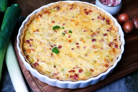 Herzhafte Quiche mit Lauch und Speck, ein köstliches Rezept für jeden Anlass.