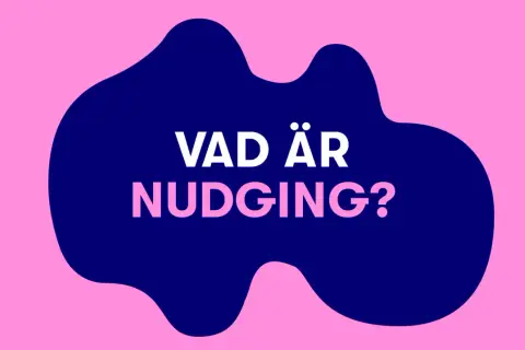 Vad är nudging? En fråga som ställs på en mörkblå, oregelbunden form mot en ljusrosa bakgrund.