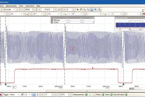 Onda del sensor ckp en un osciloscopio PicoScope. Muestra una señal de alta frecuencia superpuesta a una señal de pulso, indicando el funcionamiento del motor.